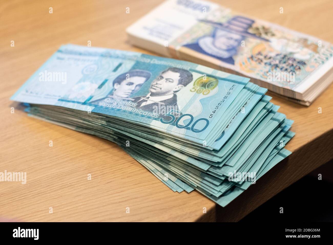 Confezione completa di banconote da 500 pesos da parte della Repubblica Dominicana su tavolo di legno. Tema del cambio valuta di viaggio. Foto Stock