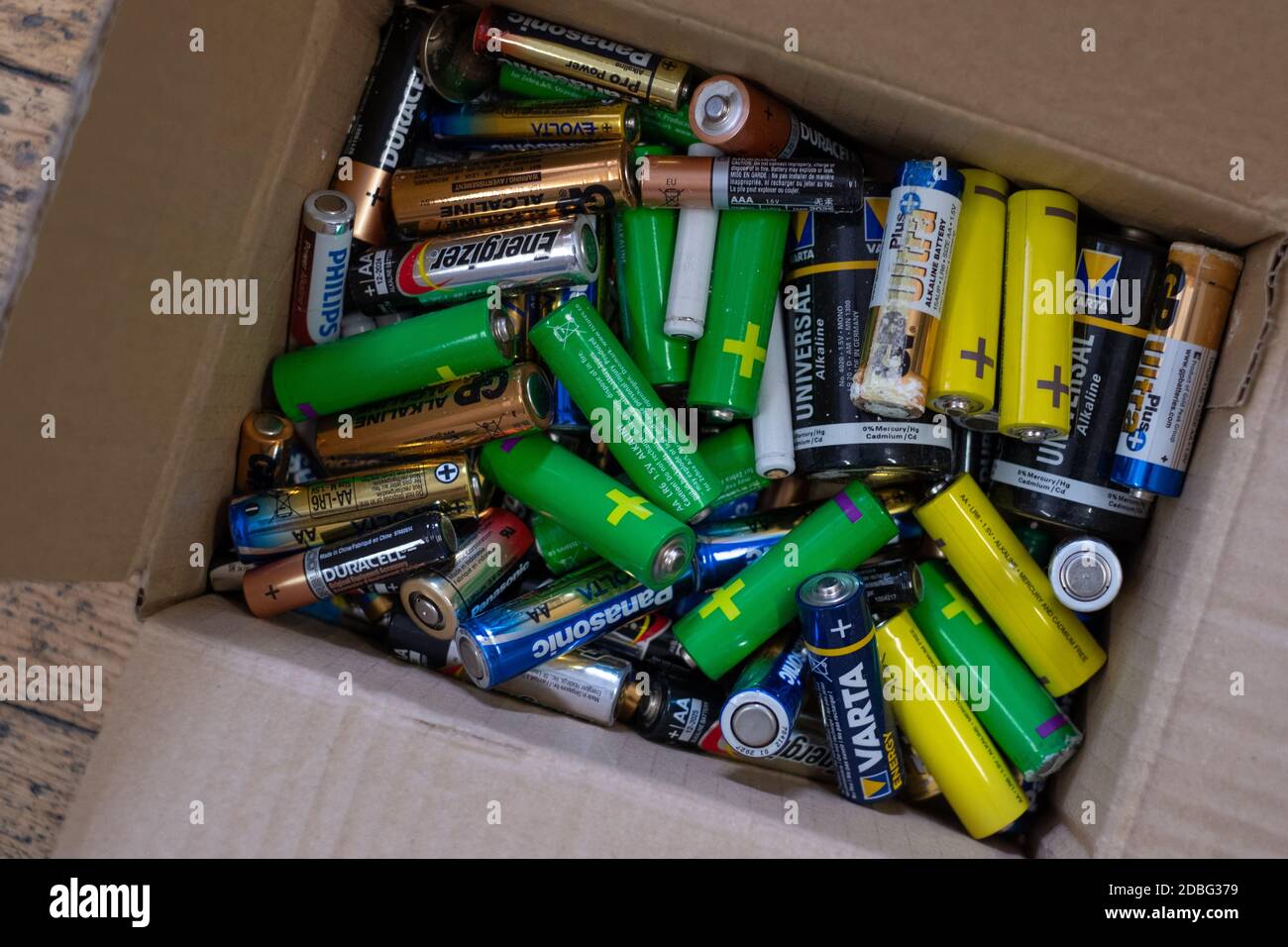 Diverse batterie raccolte per il riciclaggio Foto Stock
