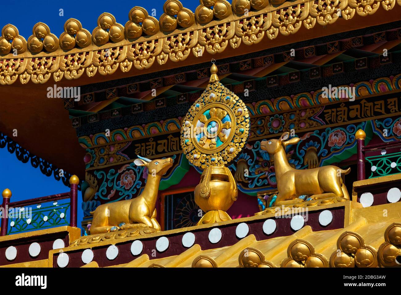 Ruota buddista della Legge (ruota del dharma, Dharmachakra, Dharmacakra) sul tetto del monastero buddista. Mcleod Ganj, Himachal Pradesh, India. Foto Stock