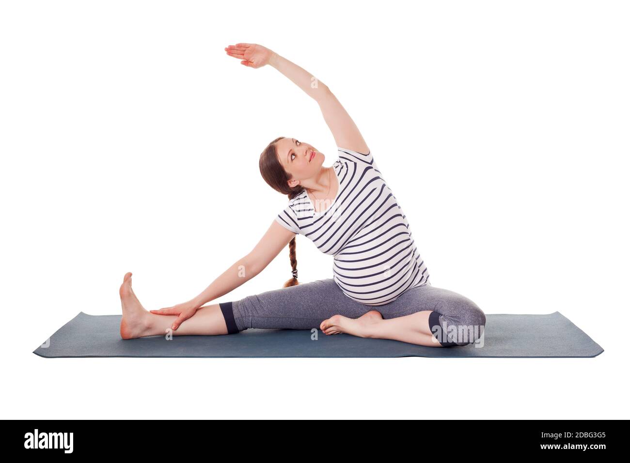 Gravidanza yoga esercizio - donna incinta facendo asana Parivrtta janu sirsasana testa a ginocchio posa isolata su sfondo bianco Foto Stock