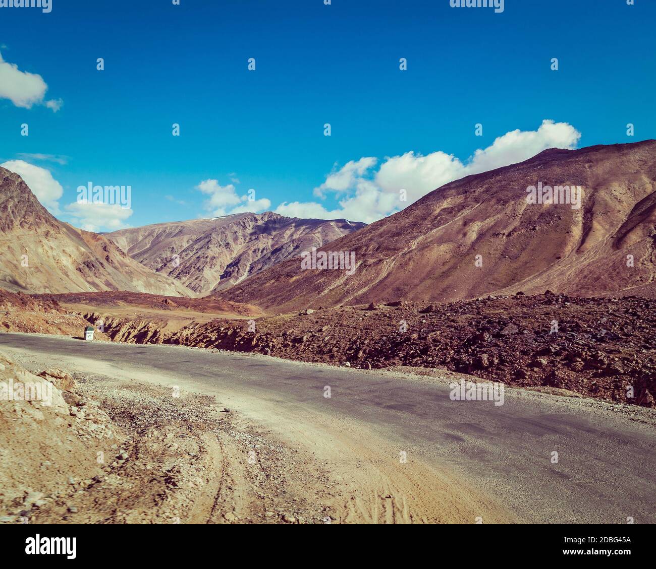 Immagine in stile hipster filtrato effetto retrò vintage della strada Manali-Leh verso Ladakh in Himalaya indiana vicino al passo Baralacha-la. Himachal Pradesh, India Foto Stock