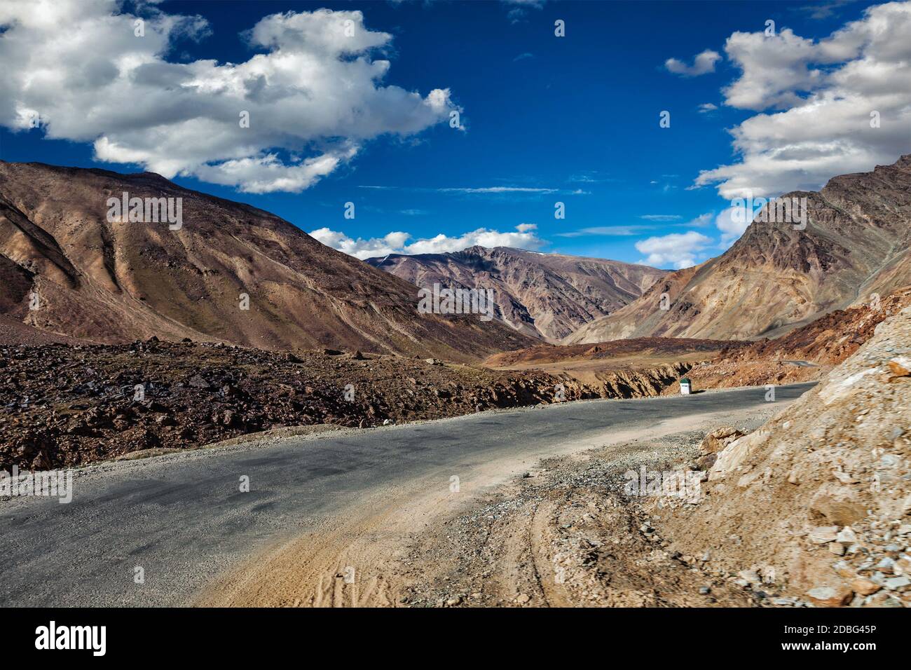 Manali-Leh strada di Ladakh in Himalaya indiano vicino Baralacha-La pass. Himachal Pradesh, India Foto Stock