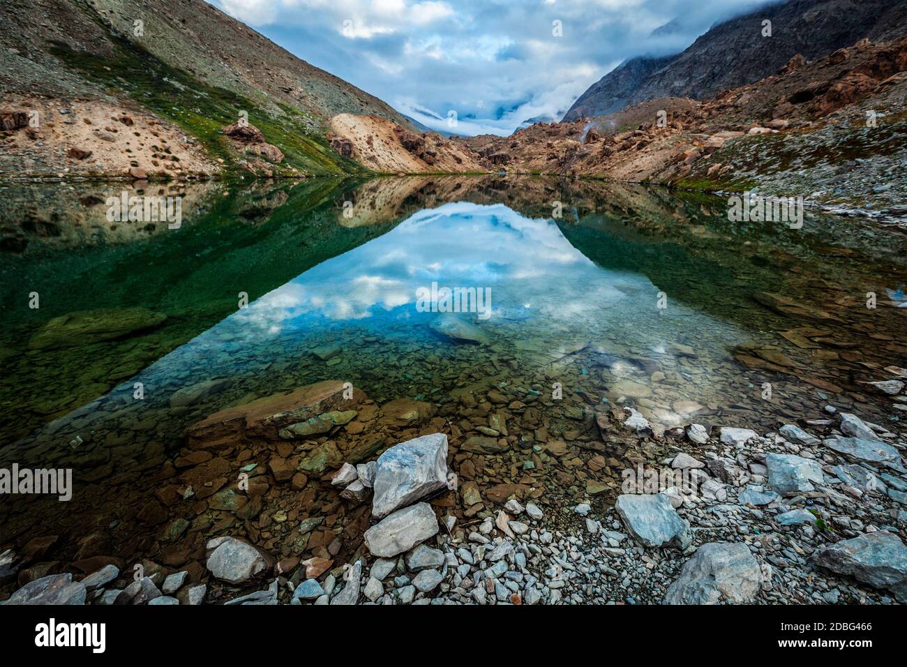 Lago Deepak tal. Lungo il tragitto verso il passo Baralacha la, la valle di Lahaul, Himachal Pradesh, India Foto Stock