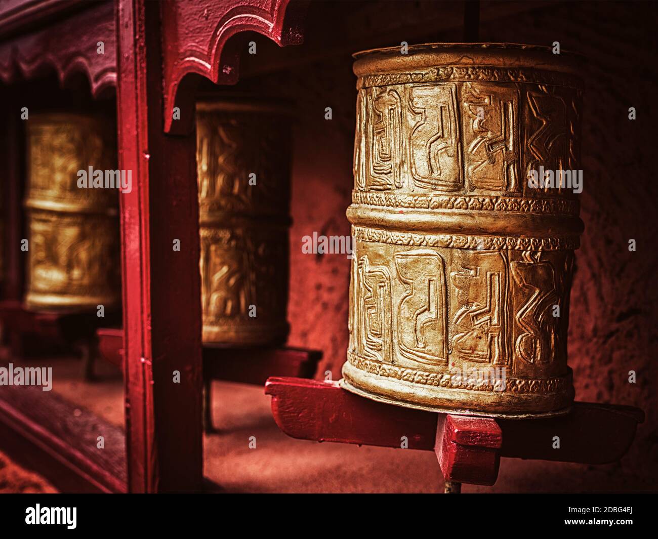 Immagine in stile hipster filtrata effetto retrò vintage delle ruote buddiste di preghiera in Thiksey gompa (monsterno buddista tibetano). Ladakh, India Foto Stock