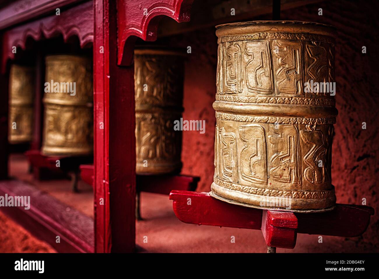 Ruote buddiste di preghiera a Thiksey gompa (monsterno buddista tibetano). Ladakh, India Foto Stock
