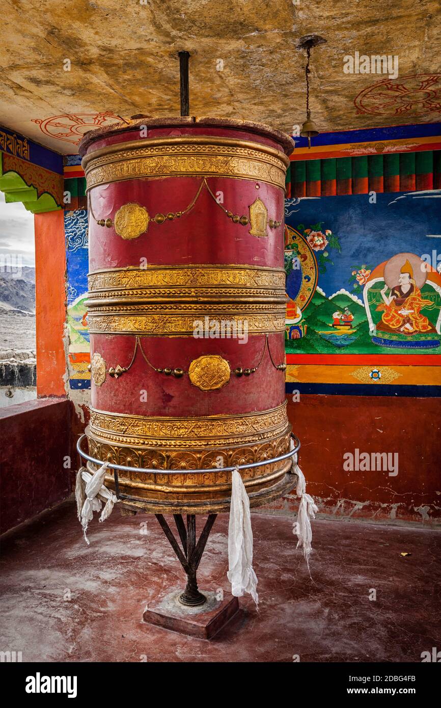 Ruota di preghiera buddista (ruota mani) a Thiksey gompa (monsteria buddista tibetana). Ladakh, India Foto Stock