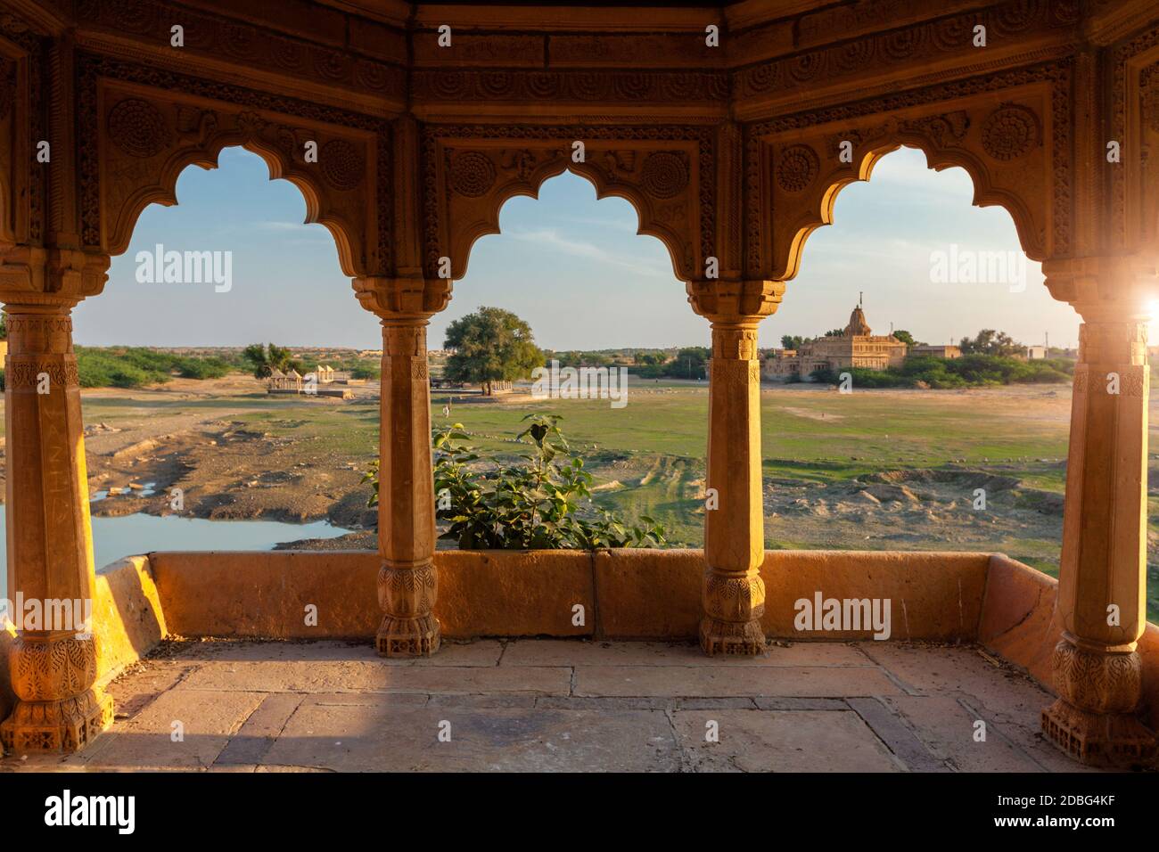 Padiglione decorato presso il lago Amar Sagar, Jaisalmer, Rajasthan, India Foto Stock