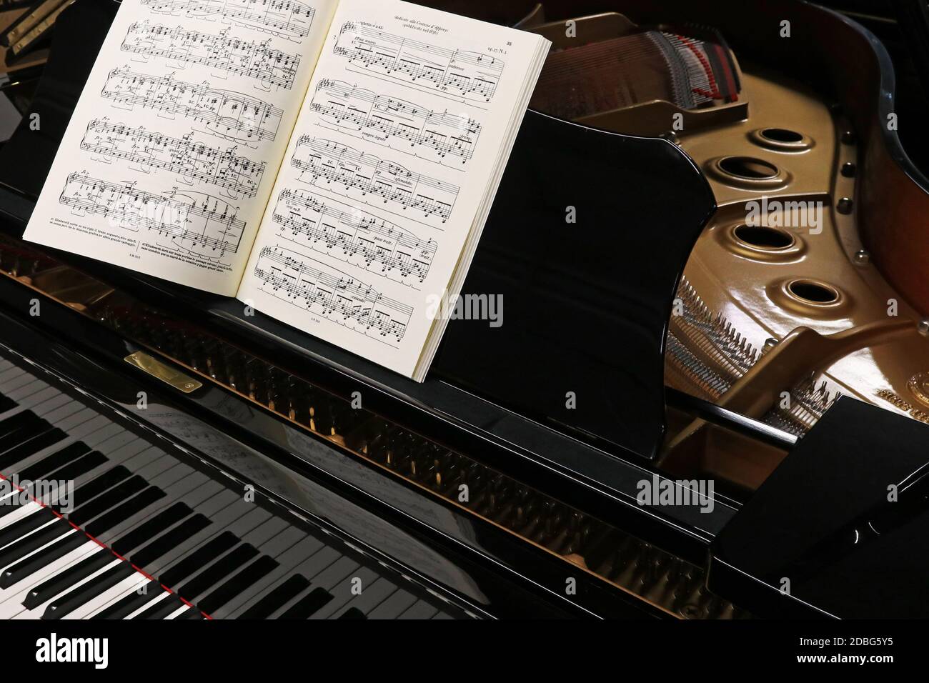 Grand piano nero per musica classica, dettaglio Foto Stock