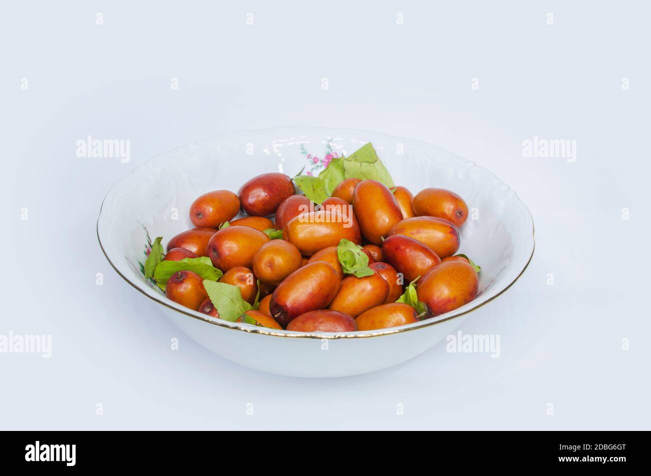 Ziziphus jujuba, comunemente chiamato jujube, a volte jujuba, data rossa, data cinese. Isolato su bianco con percorso di lavoro Foto Stock