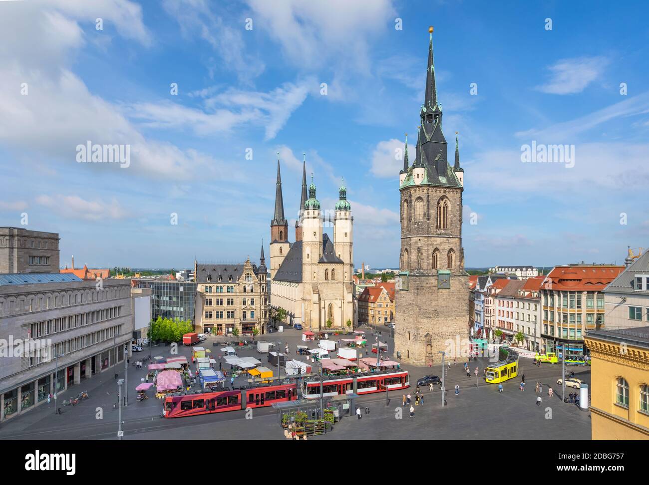 Halle (Saale), Germania. Vista aerea di piazza Marktplatz e della chiesa di Marktkirche durante il giorno di sole Foto Stock