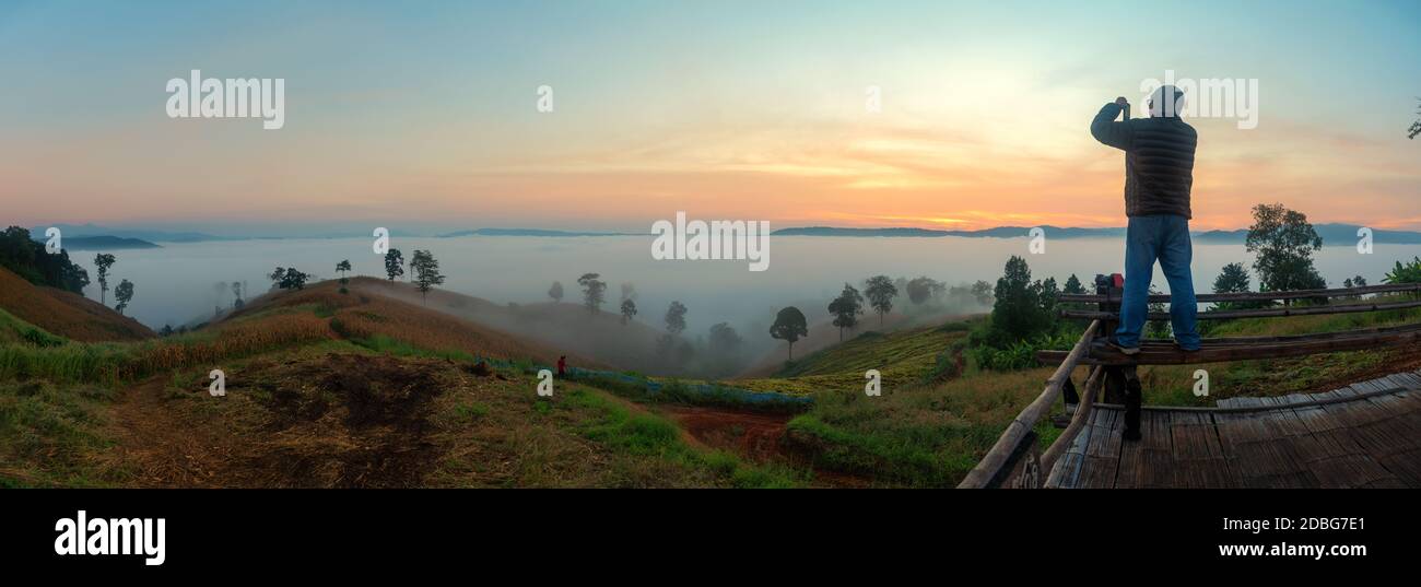 Provincia di Nahaeo Loei, Tailandia. Bellissimo paesaggio di nebbia Foto Stock