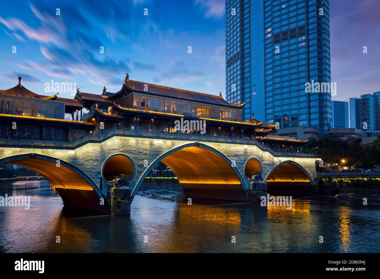 Famoso punto di riferimento di Chengdu - Anshun ponte sul fiume Jin illuminata di notte, Chengdue, Sichuan , Cina Foto Stock