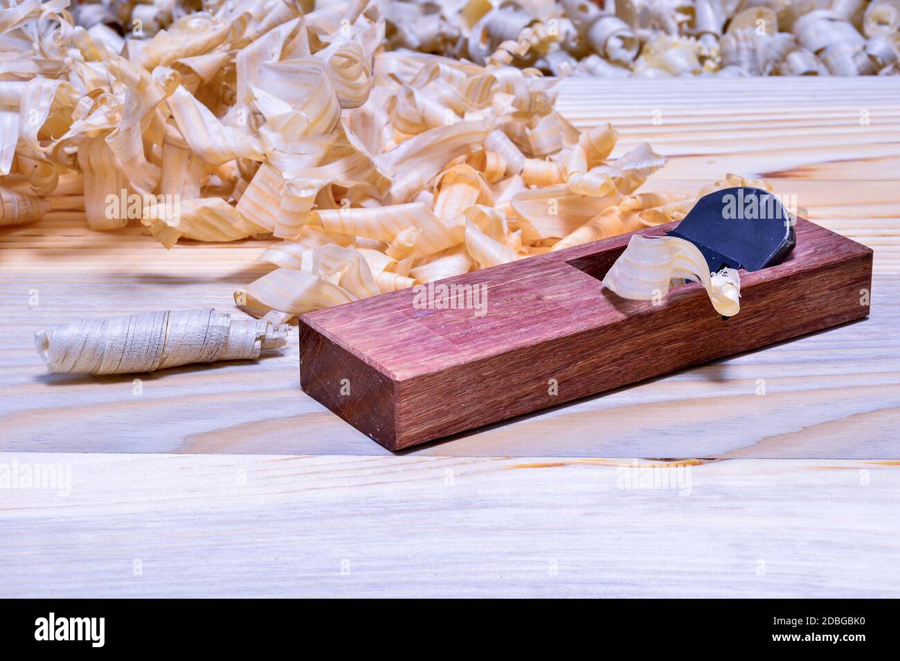 Piano di legno giapponese in rovere rosso con un mucchio di trucioli su una superficie di legno liscia. Sfondo. Foto Stock