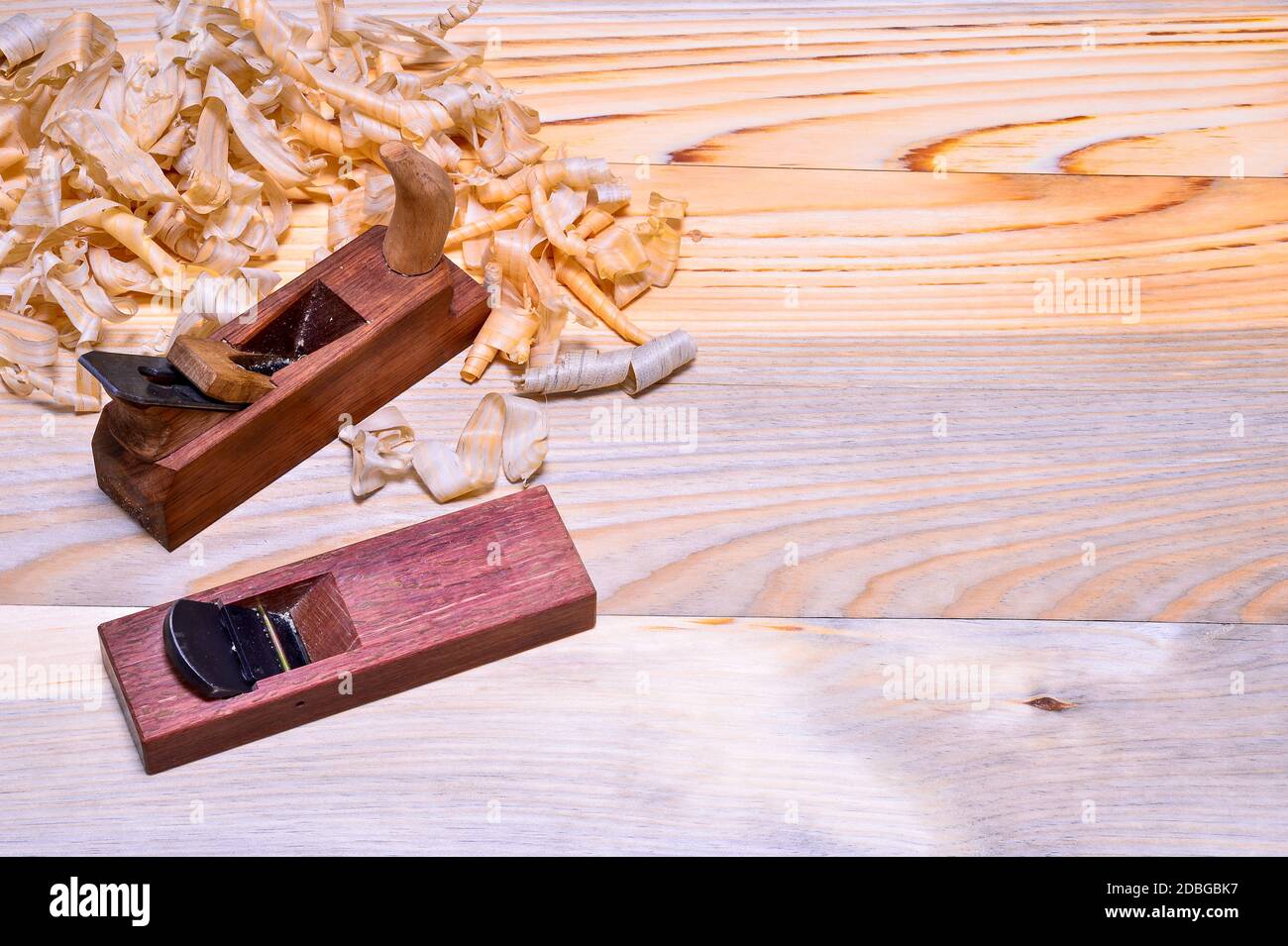 Piani di legno giapponesi e classici in rovere rosso con un mucchio di trucioli sulla superficie di legno trattata. Sfondo. La vista dall'alto. Foto Stock