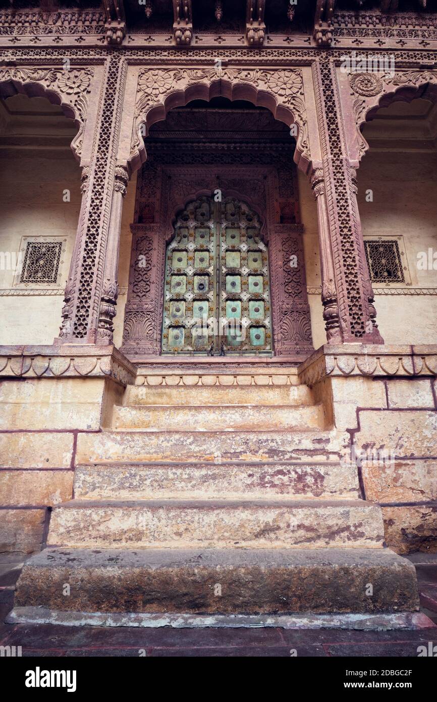 Gateway ad arco nel forte Mehrangarh esempio di architettura Rajput. Jodhpur, Rajasthan, India Foto Stock