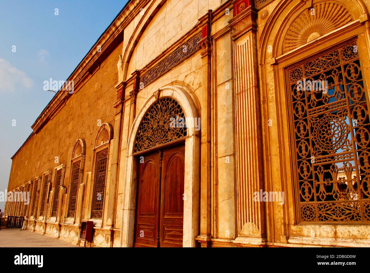 Cairo Cittadella Egitto. Circa il 2019 dicembre. La porta della Grande Moschea di Muhammad Ali Pasha. Il segno della porta ha letto 'la pace sia su di voi. Tuo Signore ha Foto Stock