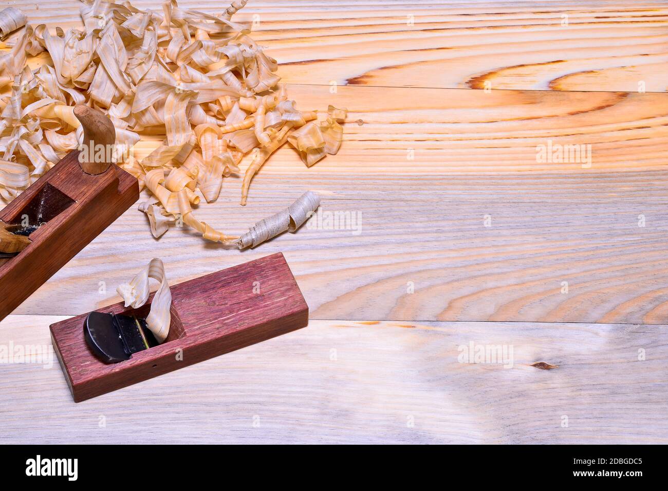Piano di legno giapponese primo piano con un mucchio di trucioli su una superficie di legno liscia. Sfondo. La vista dall'alto. Foto Stock