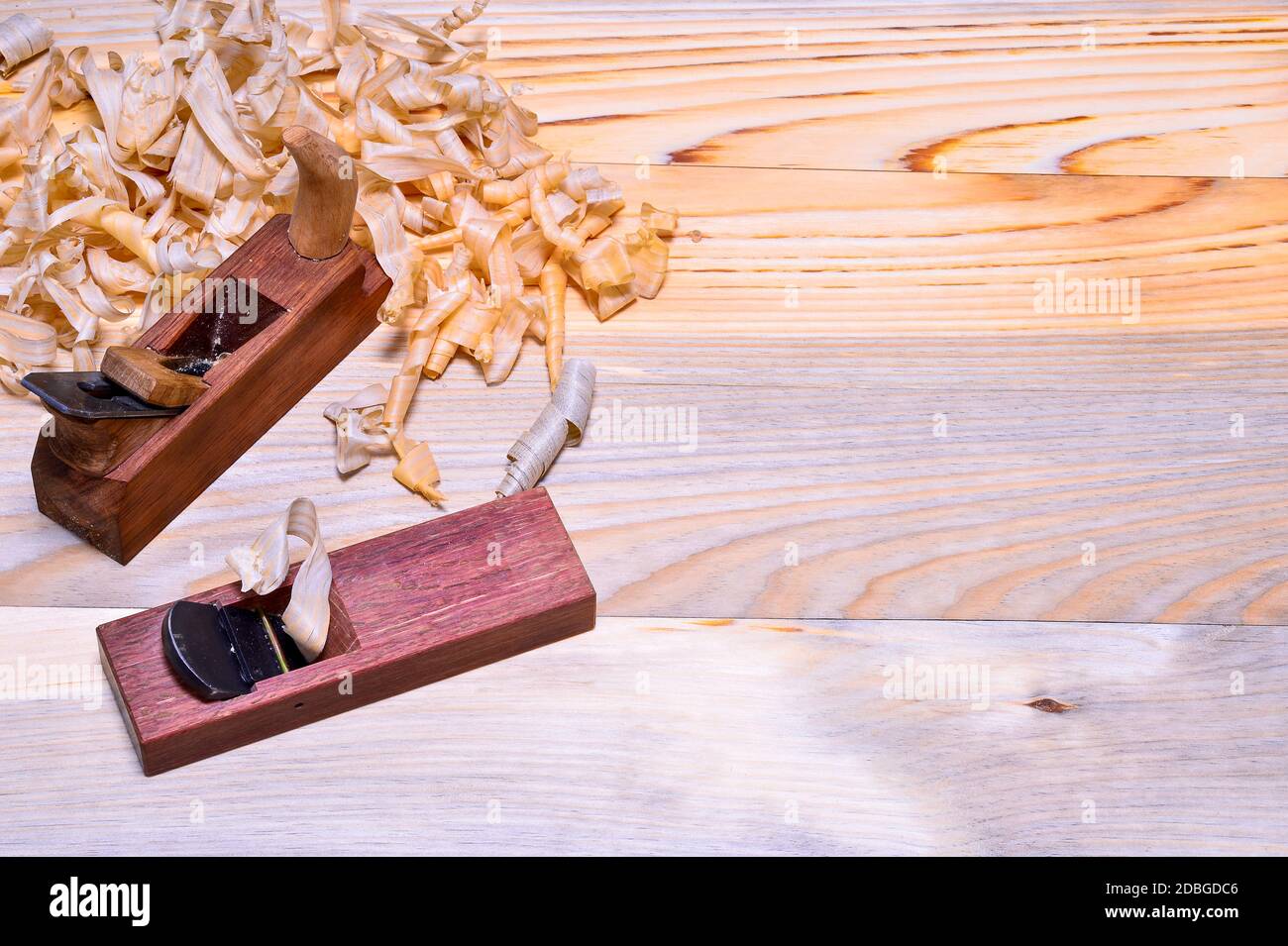 Classico e giapponese con trucioli incollanti piani in legno di quercia rossa con un mucchio di trucioli sulla superficie in legno trattato. Sfondo. La vista Foto Stock