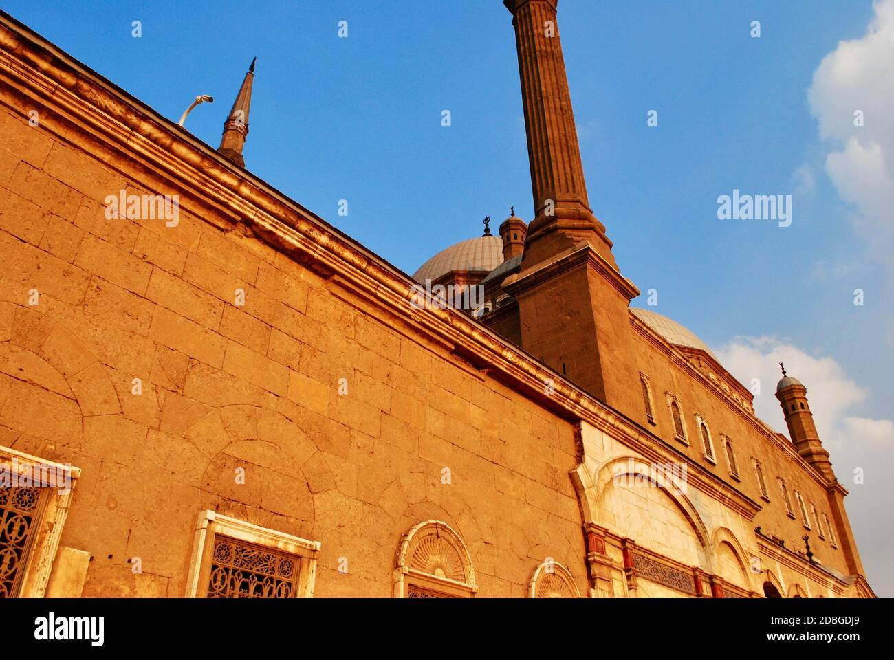 Vecchio Cairo Egitto. La Grande Moschea di Muhammad Ali Pasha o la Moschea dell'Alabastro. Segno sopra porta leggere: 'Pace sia su di voi. Tuo Signore ha decretato Foto Stock