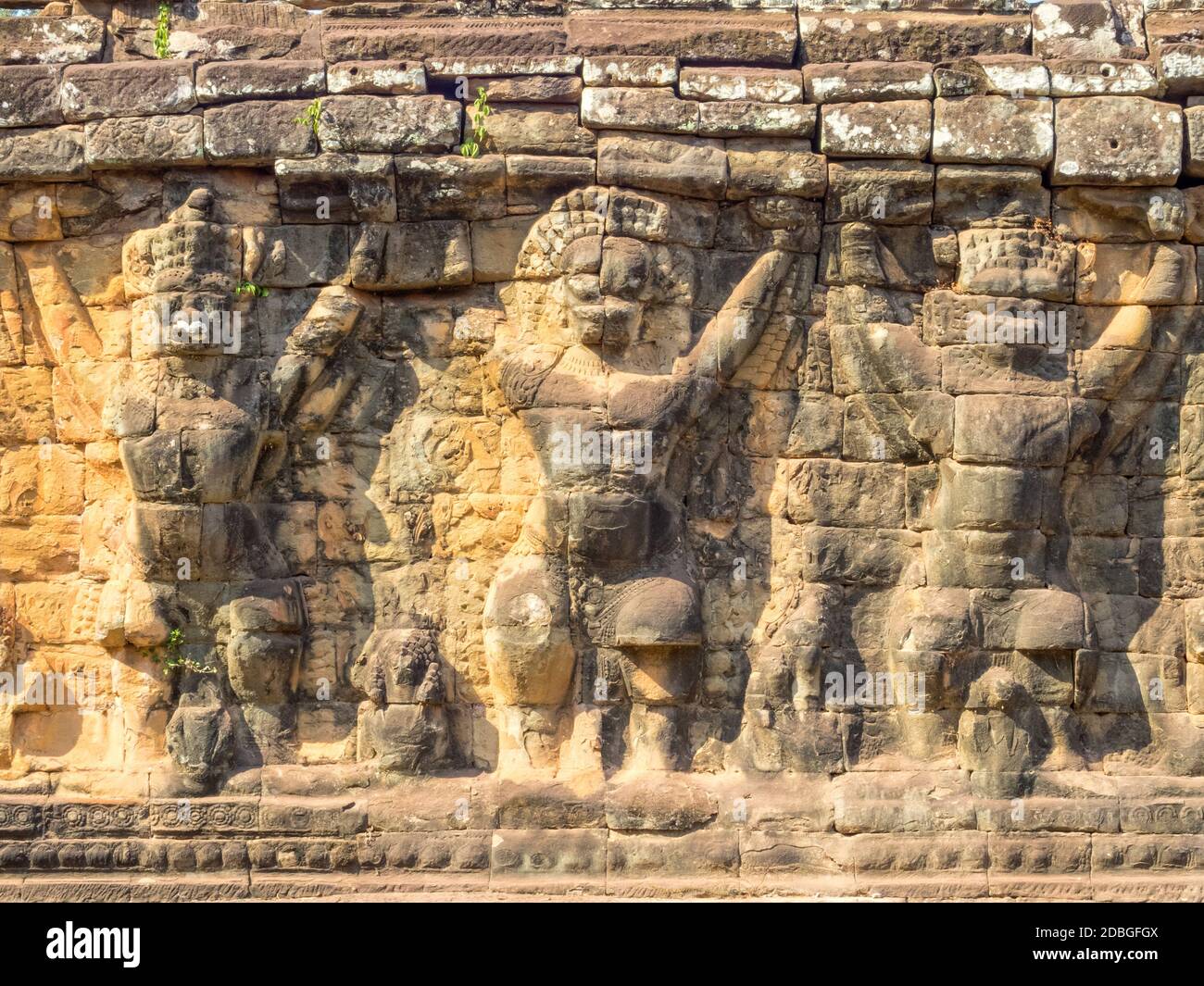 Creature simili a uccelli e figure a testa di leone sulla terrazza dell'elefante ad Angkor Thom - Siem Reap, Cambogia Foto Stock