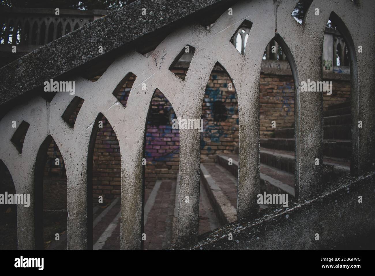 Primo piano di recinzione in marmo contro il muro e le scale dentro il parco Foto Stock
