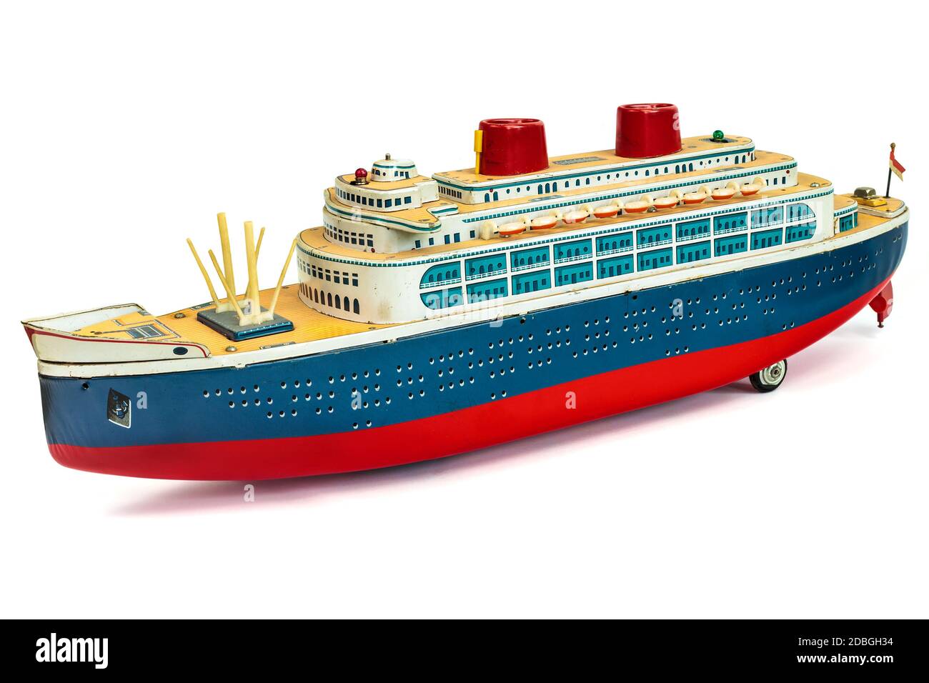 Nave da crociera giocattolo d'epoca isolata su sfondo bianco Foto Stock