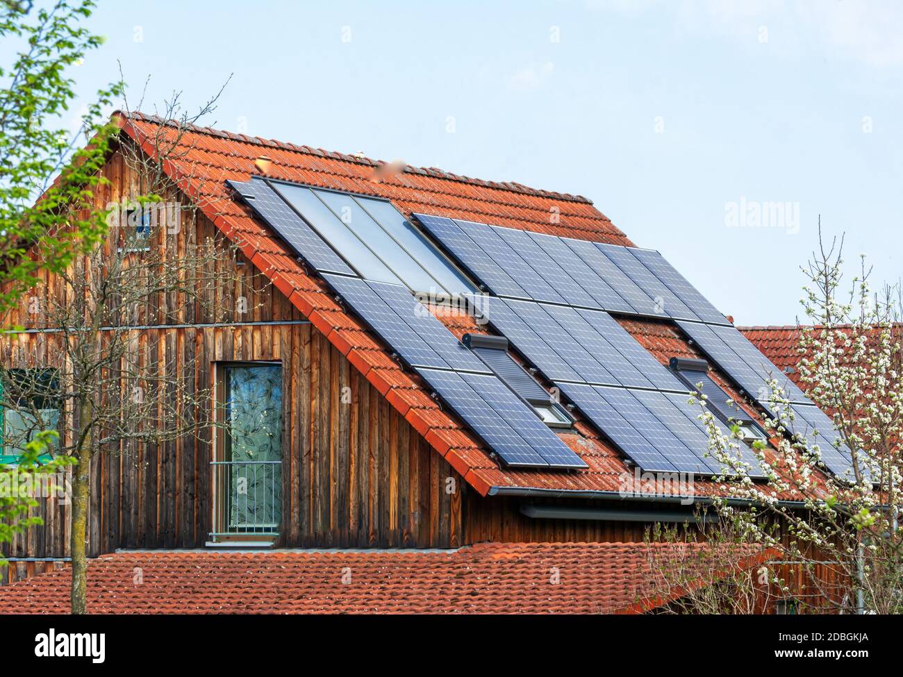 casa moderna generica con celle solari fotovoltaiche sul tetto per la produzione di energia alternativa Foto Stock