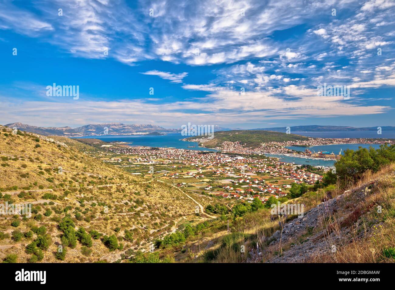 trogir riviera. Vista dalla collina a Trogir e Kastela baia, Dalmazia regione della Croazia Foto Stock