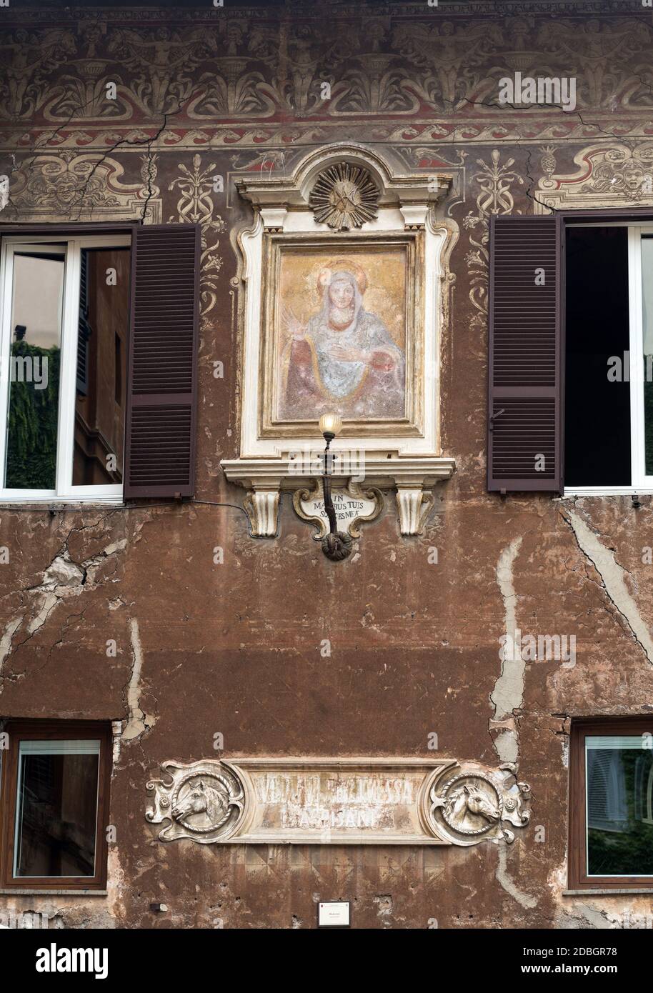 Roma. L'Italia. Vista della Madonna del Latte affresco che adorna una parete di un edificio nella Piazza del biscione. Foto Stock