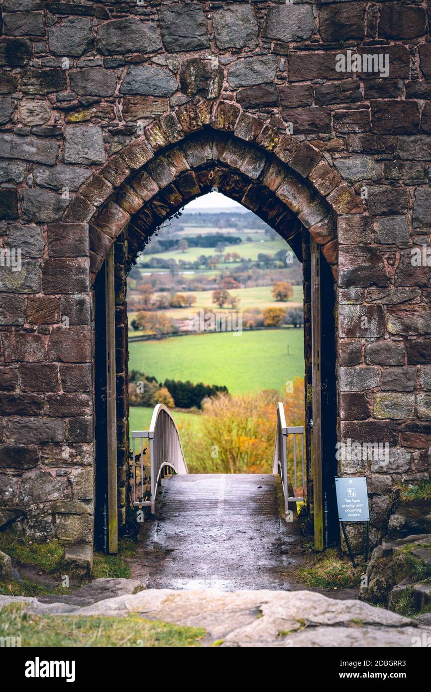 Le immagini drammatiche del Castello di Beeston rimangono a Cheshire, nel Regno Unito, nella giornata invernale nuvolosa Foto Stock