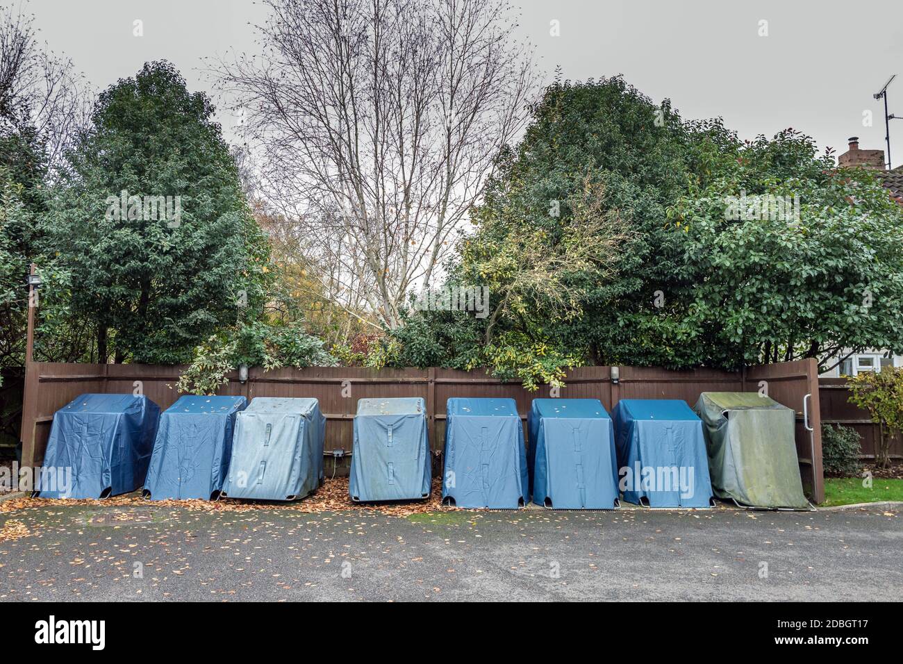 Horsham, 16 novembre 2020: Una fila di scooter parcheggiati per la mobilità fuori dagli appartamenti di riposo vicino al centro della città Foto Stock