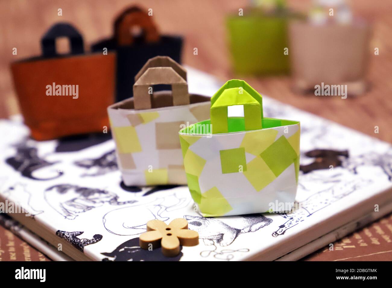 Graziose borse per la spesa in miniatura realizzate in carta Origami Foto Stock