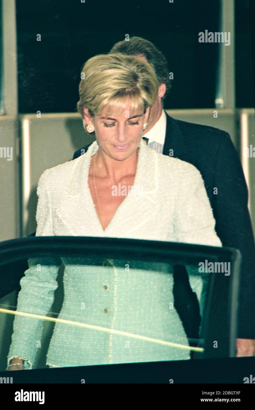 HRH Princess Diana in arrivo all'aeroporto Heathrow di Londra 1995 Foto Stock