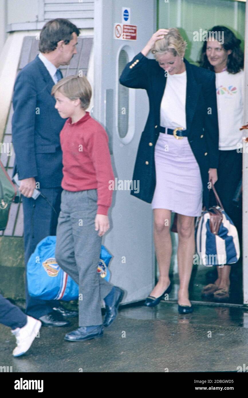 S.A.R. la principessa Diana e un giovane principe Guglielmo arrivano a. Aeroporto Heathrow di Londra Gennaio 1993 Foto Stock