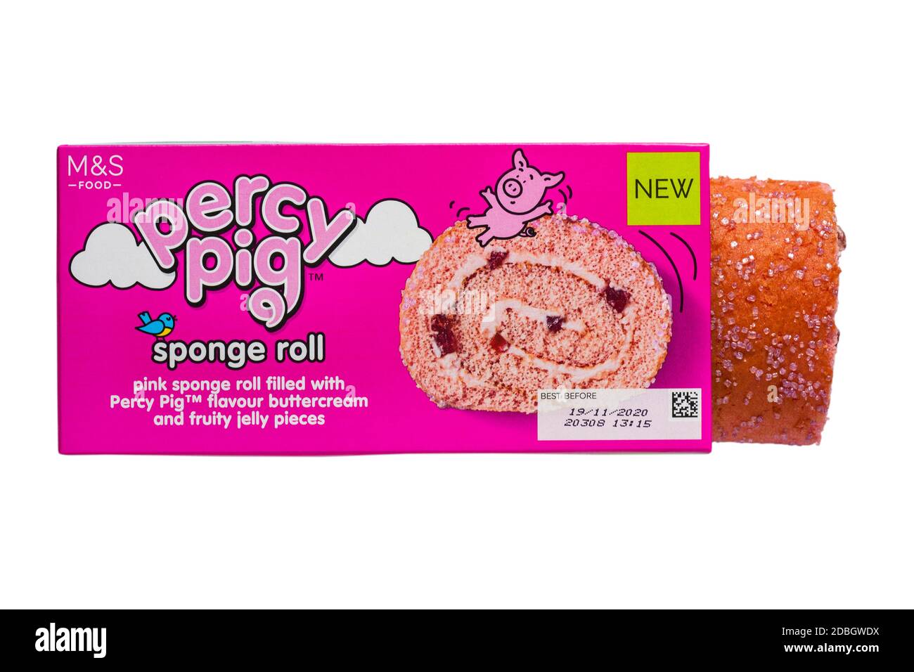 Rotolo di spugna M&S Percy Pig in scatola impostato su Fondo bianco - rotolo di spugna rosa riempito con Percy Pig aromatizzare la crema di burro e le parti di gelatina soffici Foto Stock