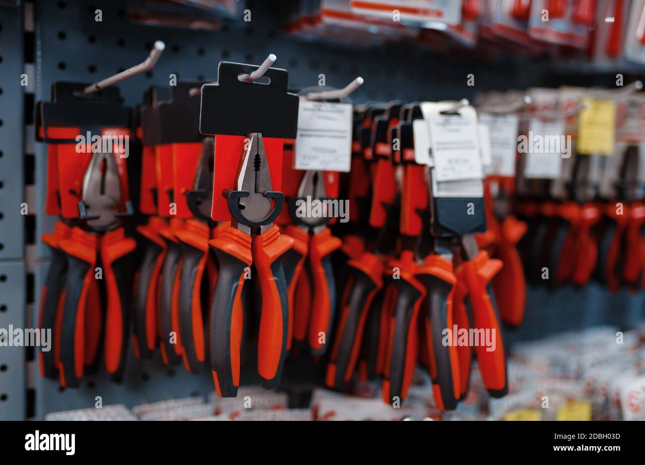 Pinze su rack nel guardaroba del magazzino utensili, nessuno. Scelta di attrezzature nel negozio di ferramenta, strumenti professionali nel supermercato Foto Stock