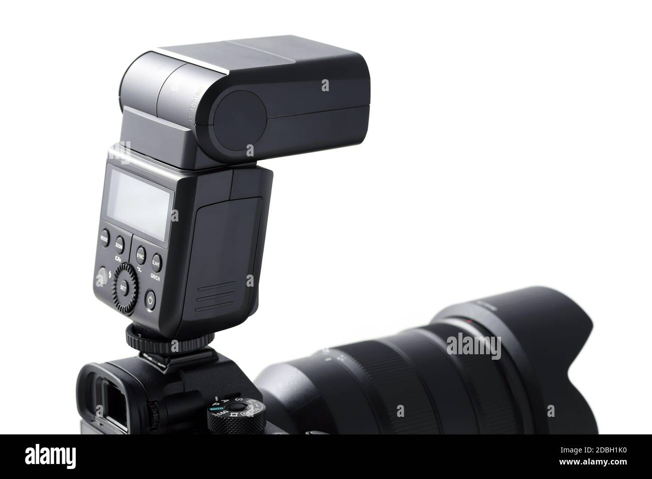 Corpo della fotocamera con flash isolato su sfondo bianco Foto Stock
