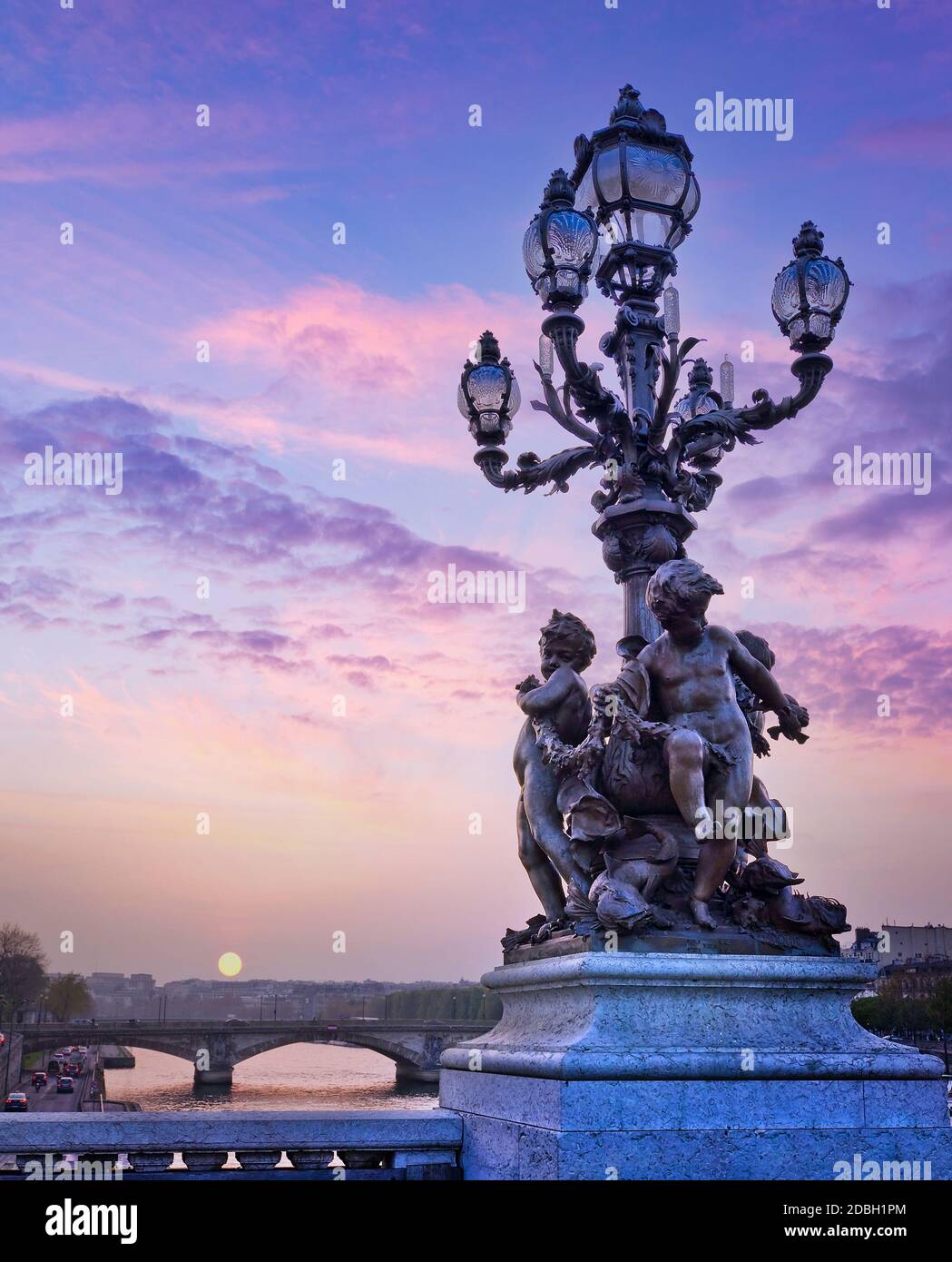 Lampada di strada sul ponte Alexandre III al tramonto a Parigi, Francia Foto Stock