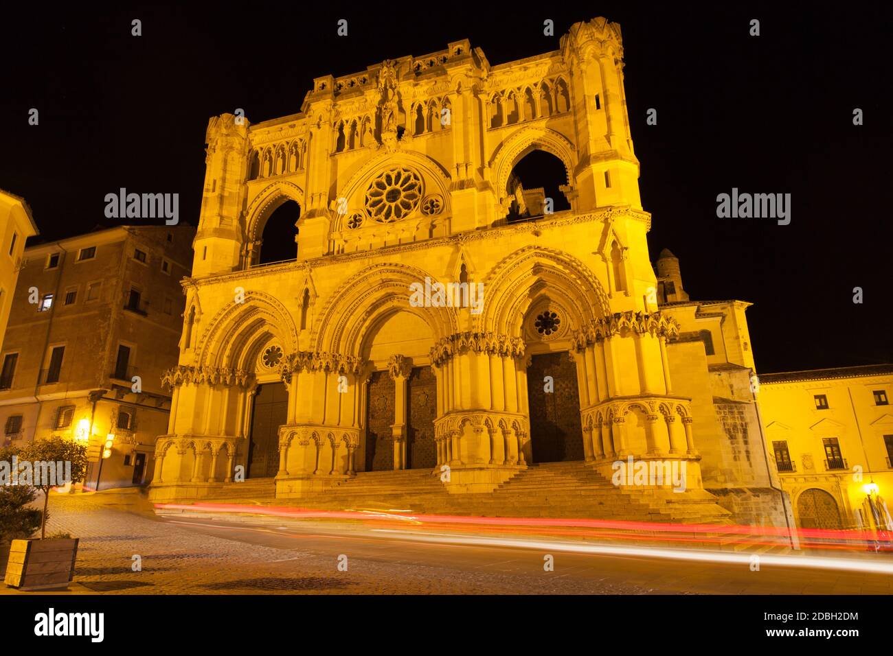 Cattedrale di Santa Maria la Mayor di notte a Cuenca, Spagna. Foto Stock