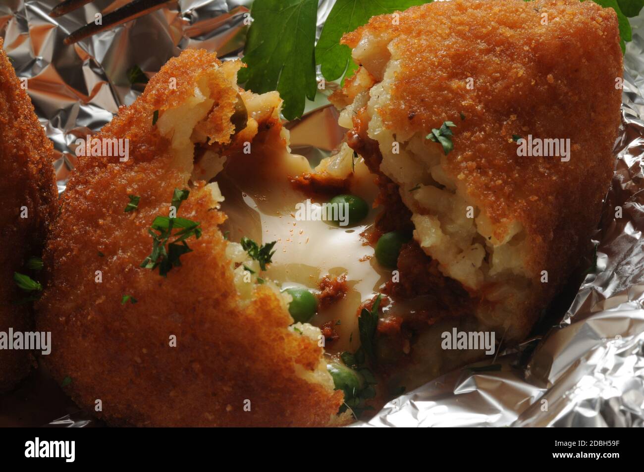 Aprire l'arancino, mostrando il riso e ragÃ¹ ripieno Foto Stock