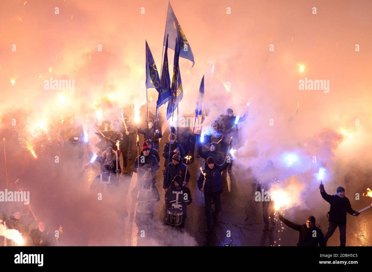Gli ucraini di estrema destra marciano sulla strada notturna in processione fiaccolata Per festeggiare il compleanno del grande leader nazionalista Stepan Bandera Foto Stock