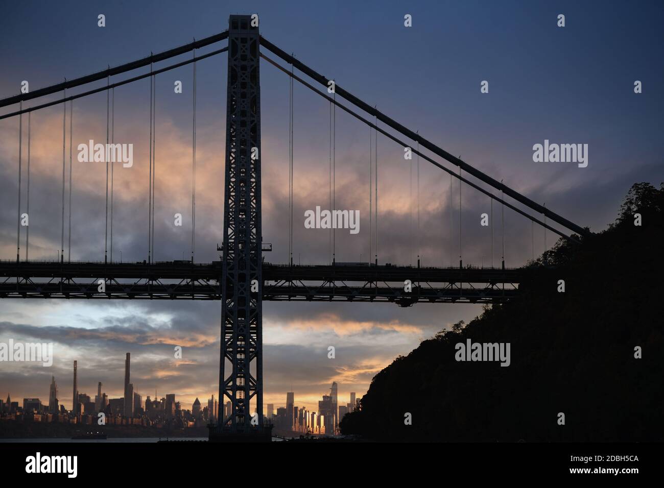 CORTINA D'ACCIAIO: VOLUME 2: Il George Washington Bridge è la stella di molti splendidi paesaggi sopraelevati lungo il fiume Hudson, nelle Palisades of NJ Foto Stock