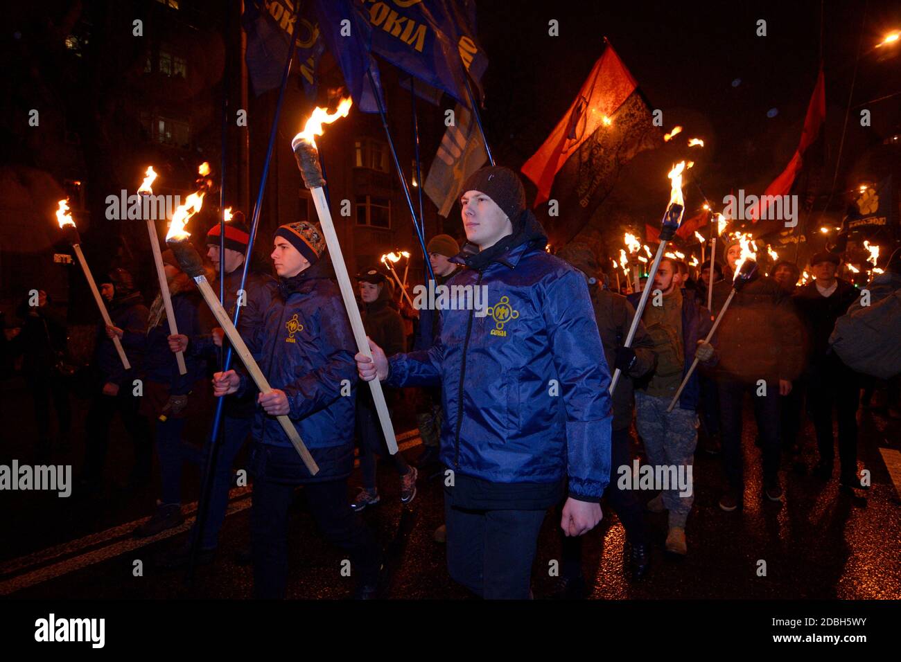 Gli ucraini di estrema destra marciano sulla strada notturna al fiaccolone Processione per celebrare il compleanno del leader nazionalista Stepan Bandera Foto Stock