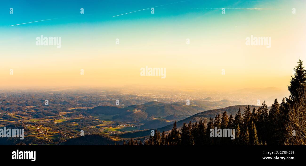 Vista da un picco roccioso di montagna austriaca Schockl in Stiria Graz. Luogo di turismo e di escursionismo di ricreazione. Foto Stock