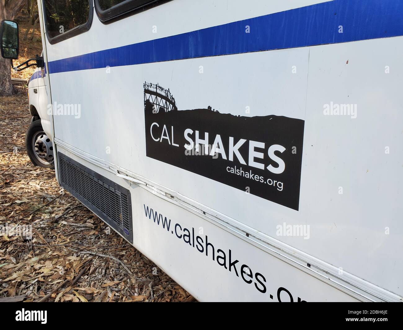 Autobus bianco con il logo California Shakes o California Shakespeare Theatre, Orinda, California, novembre 2020. () Foto Stock