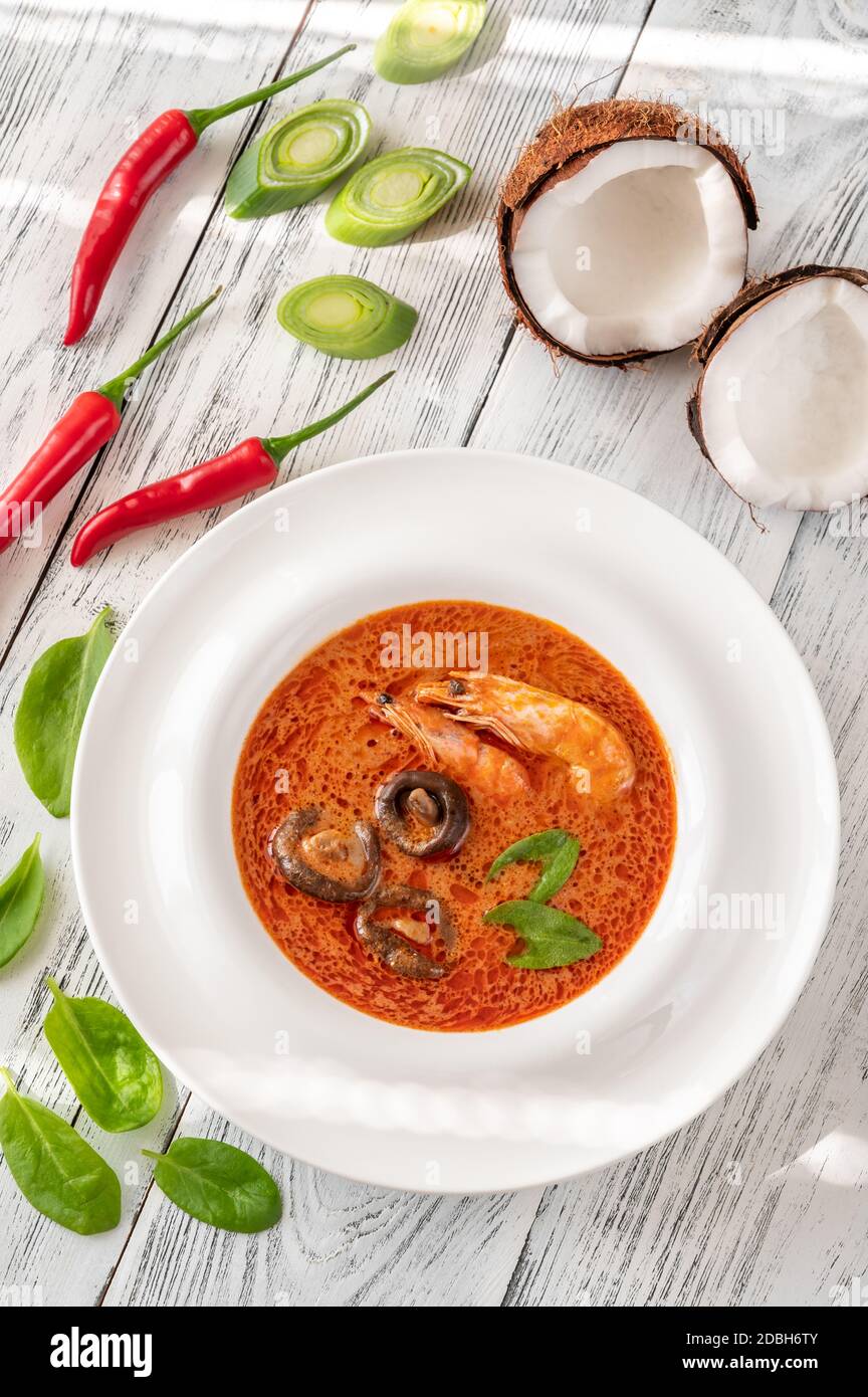 Porzione di Tom Yum - famosa zuppa tailandese Foto Stock