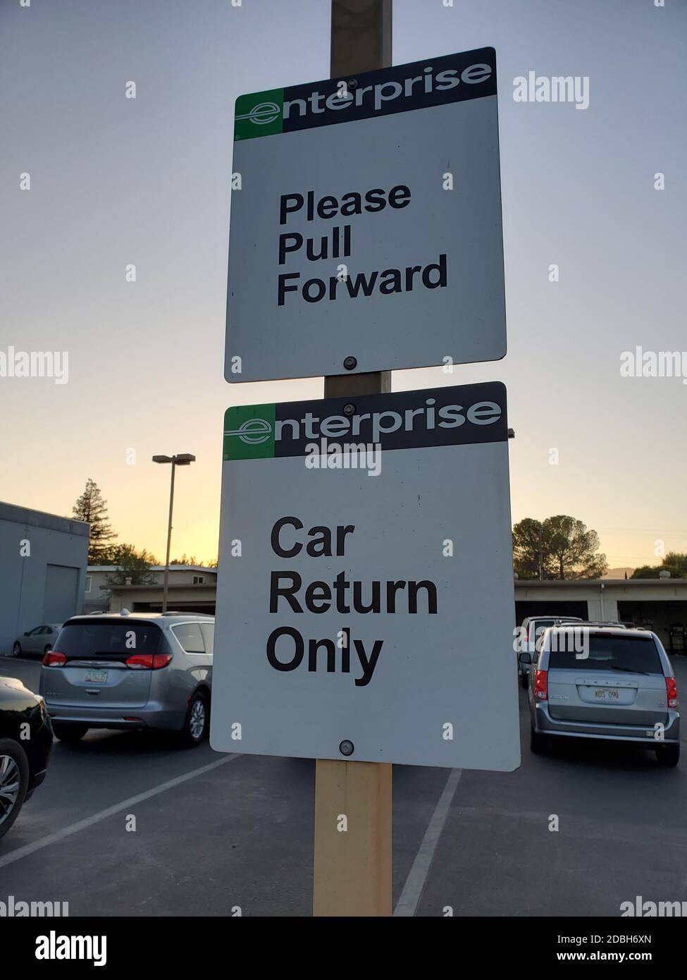 Lotto Enterprise Car Rental con auto parcheggiate sullo sfondo e due cartelli in primo piano con la scritta "Please Pull Forward" e "Car Return Only", Walnut Creek, California, 23 ottobre 2020. () Foto Stock