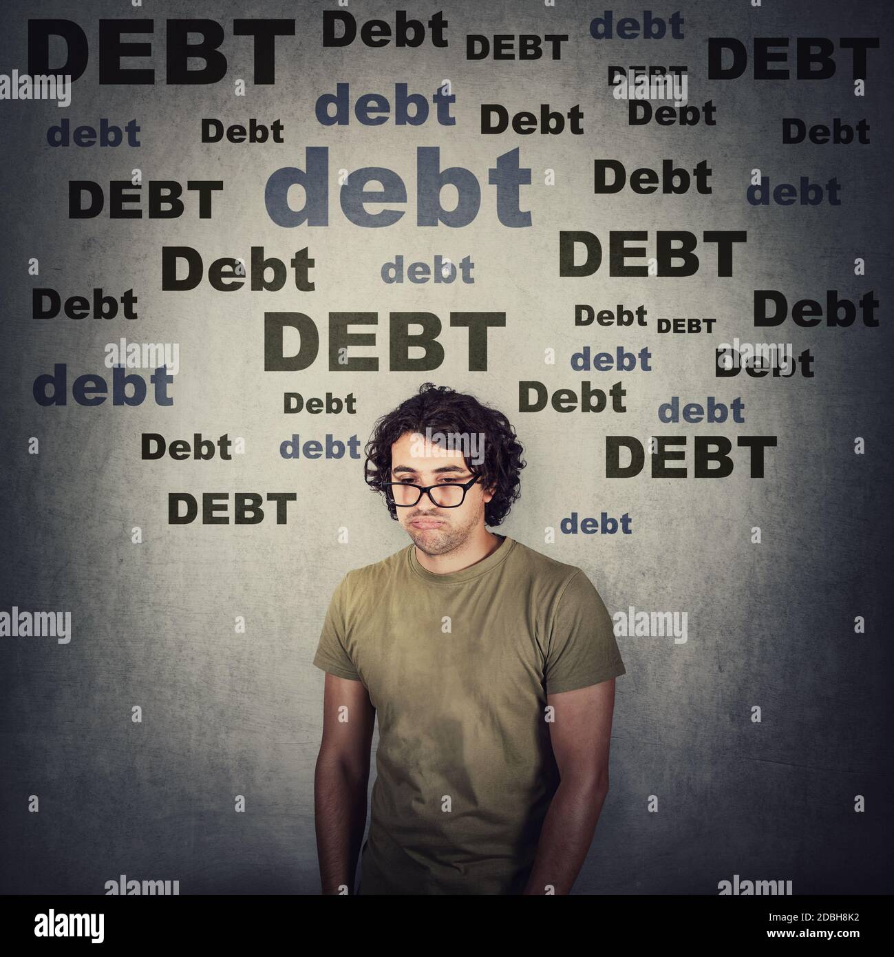 Un giovane sconvolto e stressato scioccato per un debito enorme, non ha soldi. Guy deluso pieno di crediti e tasse durante la crisi dopo COVID 19 Foto Stock
