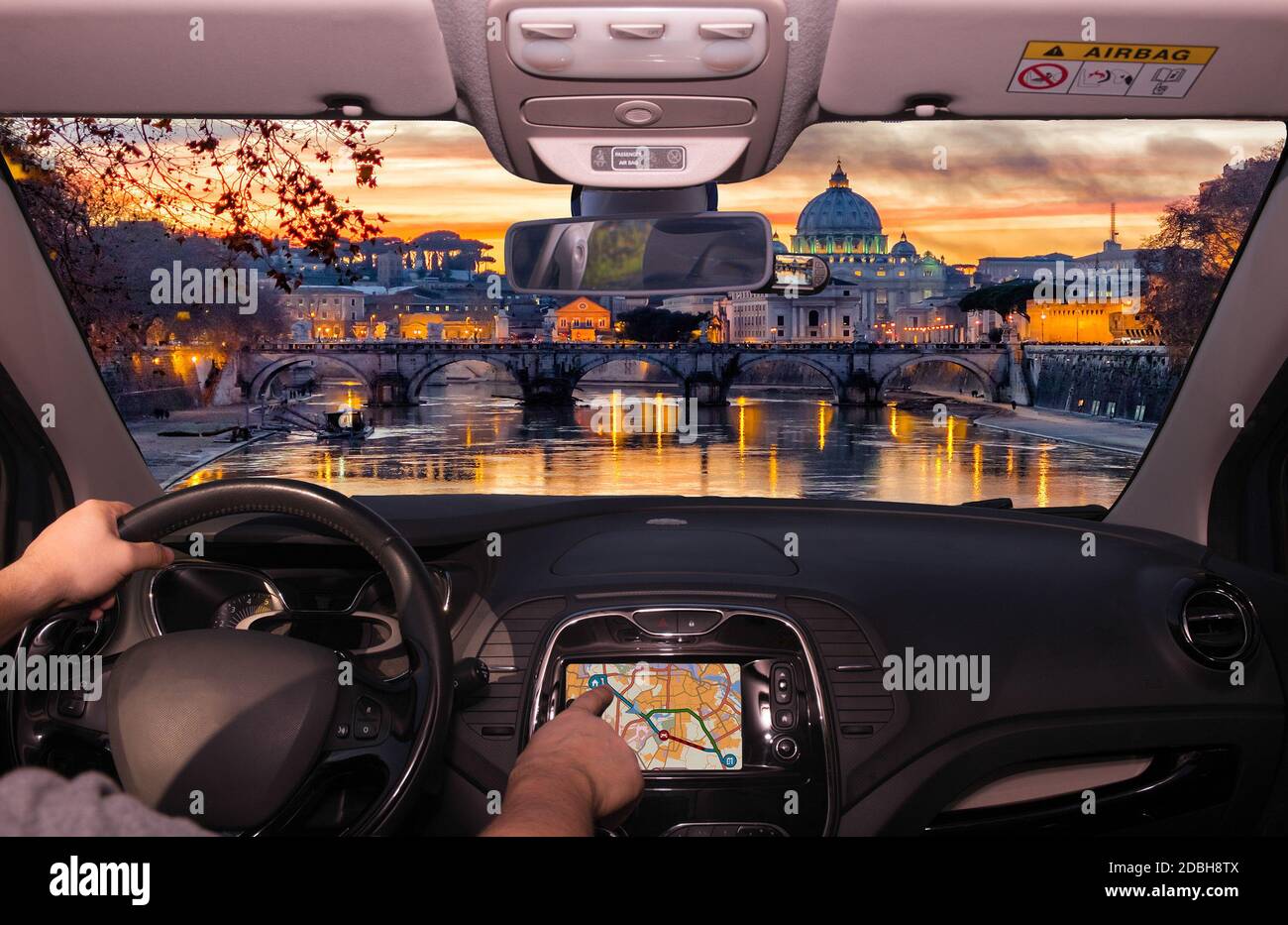 Guidare un'auto utilizzando il touch screen di un sistema di navigazione GPS verso la Chiesa di San Pietro durante un meraviglioso tramonto a Roma, Italia Foto Stock