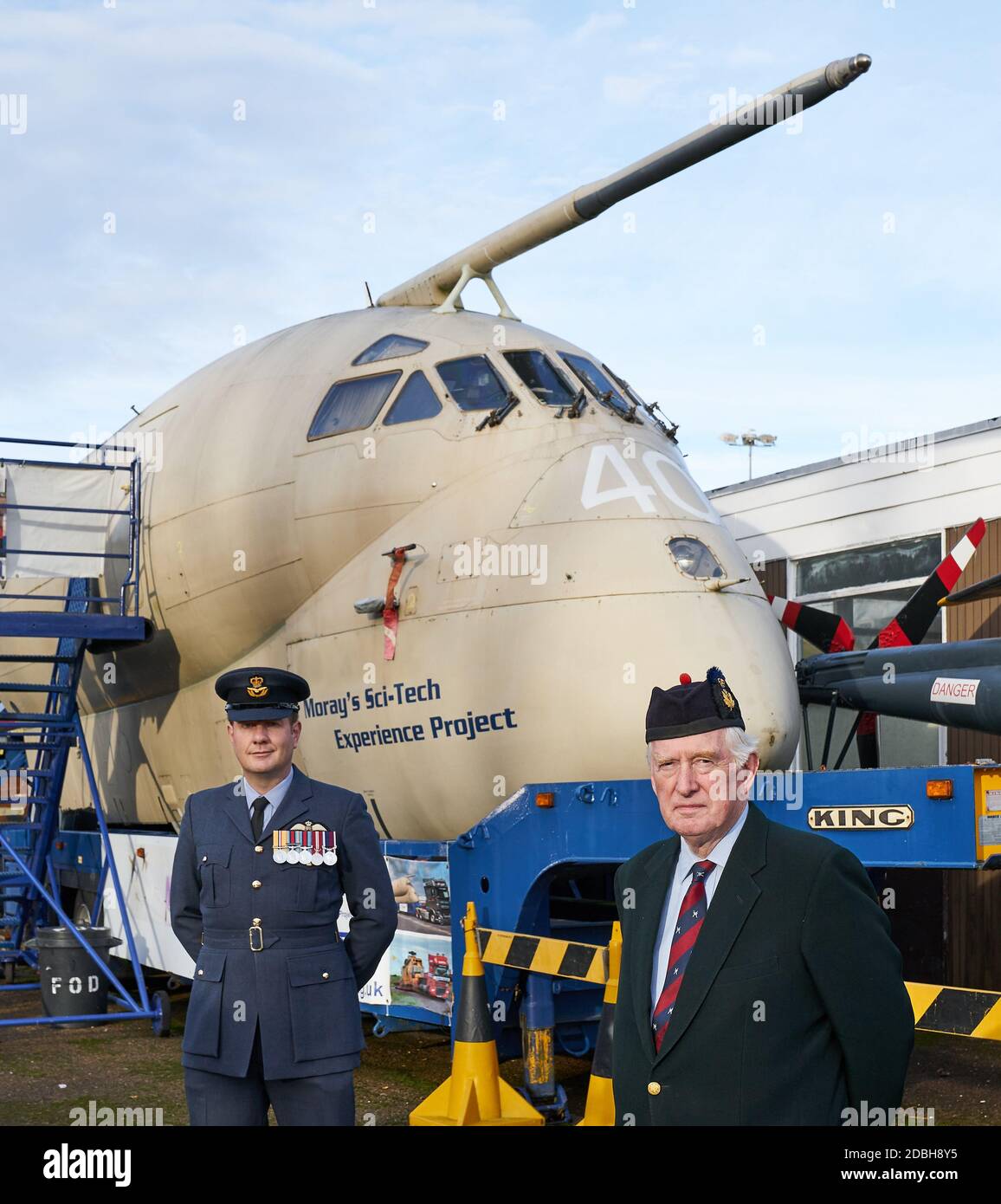 Kinloss, Regno Unito. 17 Nov 2020. Morayvia Science and Technology Center, Kinloss, Moray, Scotland, UK, IV36 3YA.This is L-R, Pete Surtees, Squadron leader, RAF Lossiemouth con Lord Lieutenant di Moray, Major General Seymour Monro CBE LVO davanti a un Nimrod Plane Credit: JASPERIMAGE/Alamy Live News Foto Stock